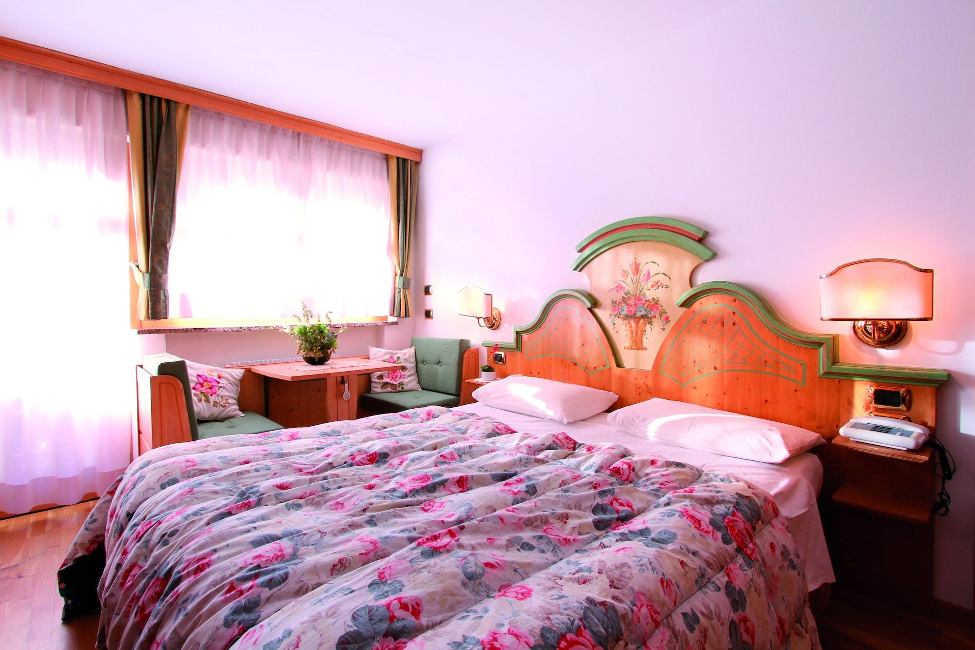 Hotel Dolomiti Schloss กานาเซย์ ภายนอก รูปภาพ