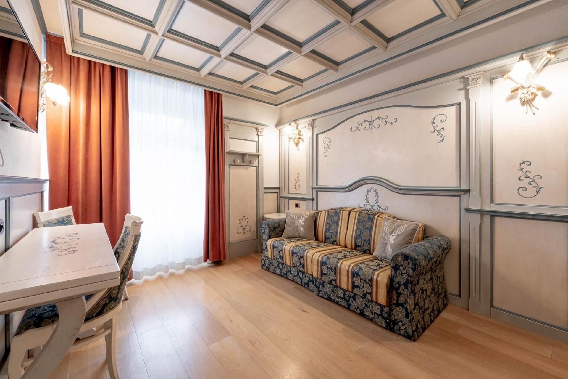 Hotel Dolomiti Schloss กานาเซย์ ภายนอก รูปภาพ
