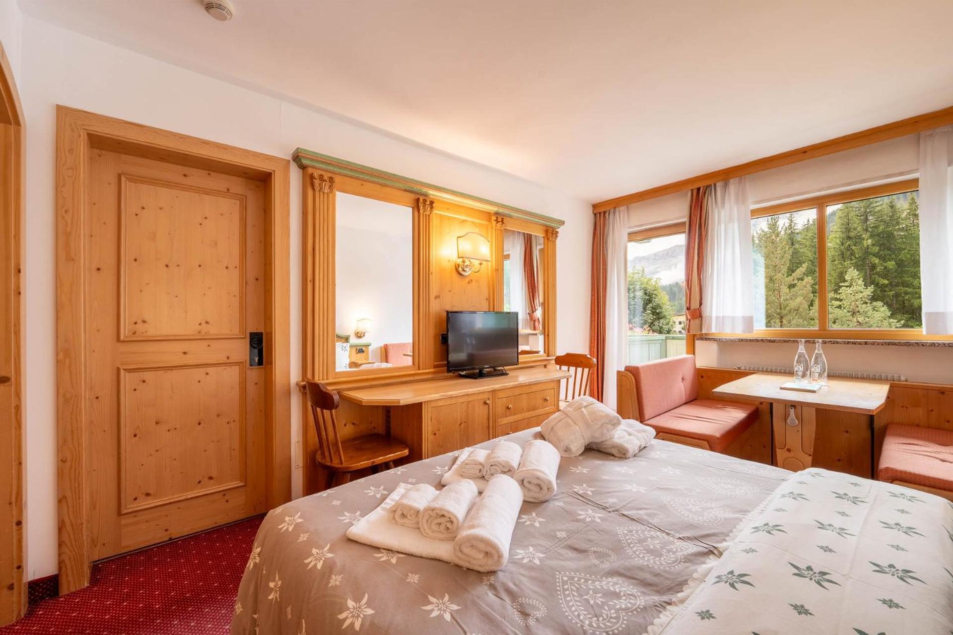 Hotel Dolomiti Schloss กานาเซย์ ภายนอก รูปภาพ