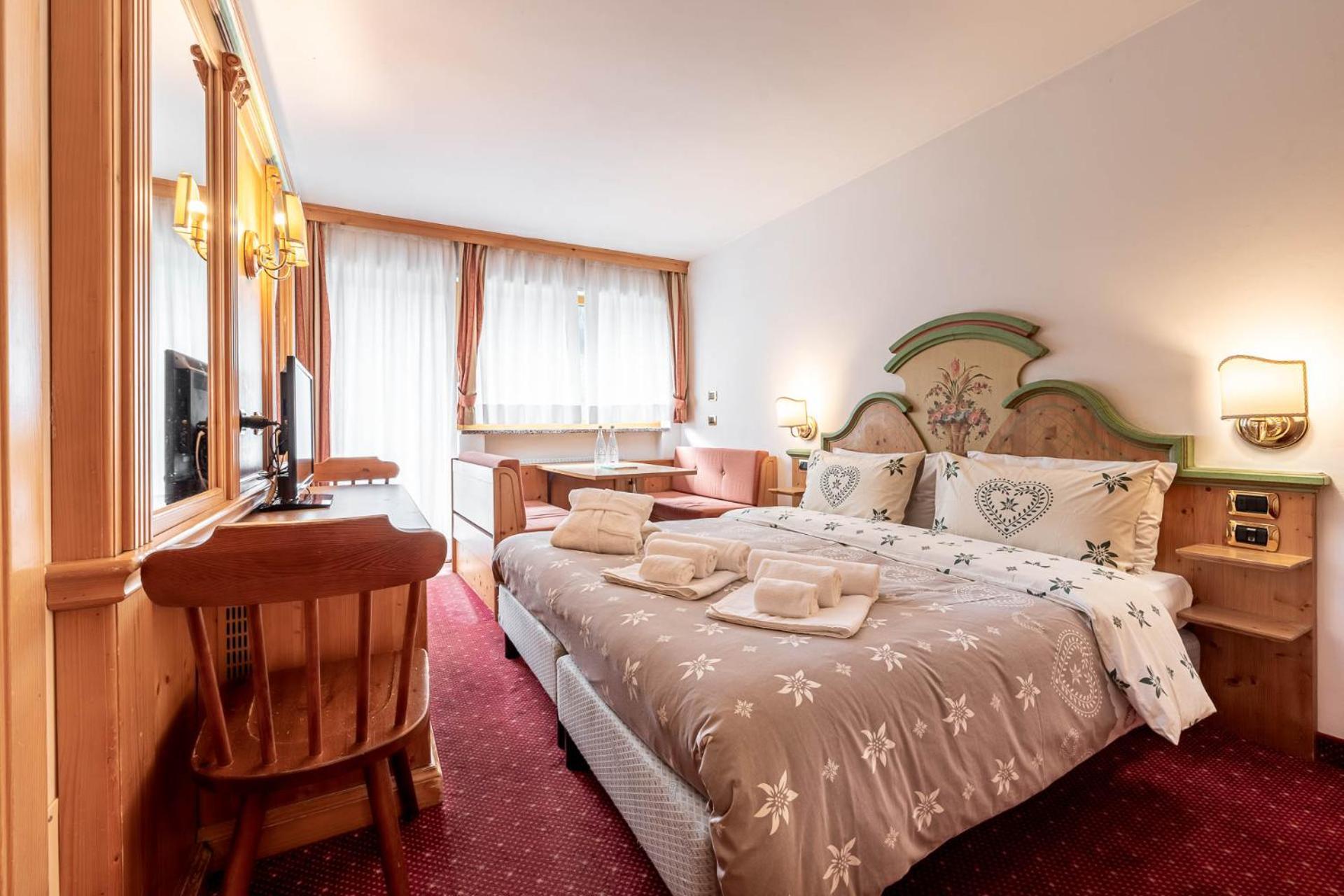 Hotel Dolomiti Schloss กานาเซย์ ภายนอก รูปภาพ
