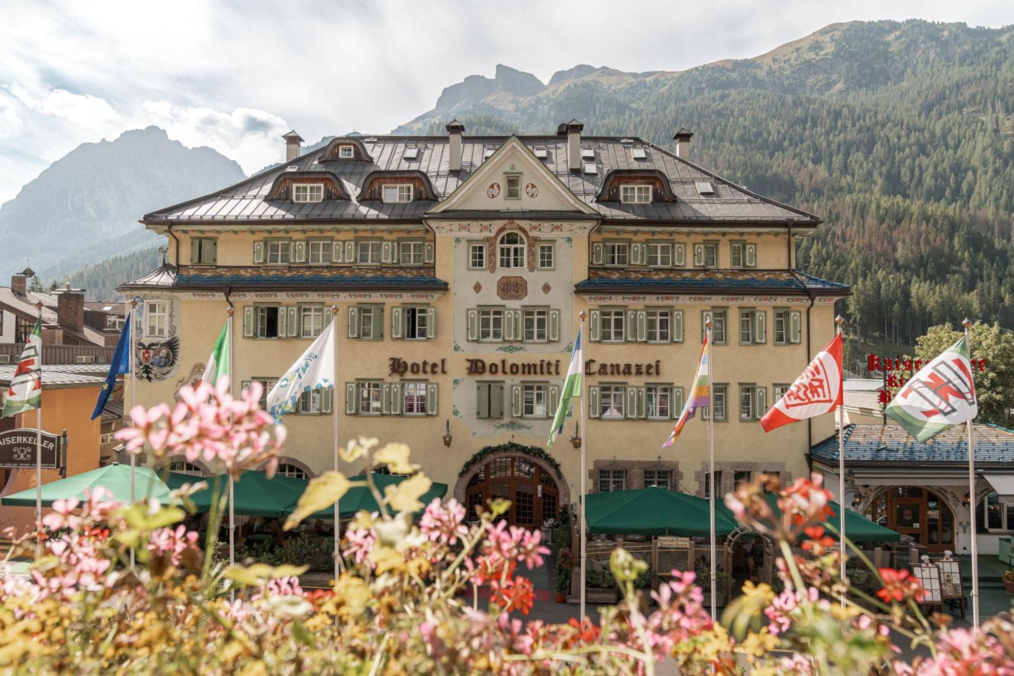 Hotel Dolomiti Schloss กานาเซย์ ภายนอก รูปภาพ