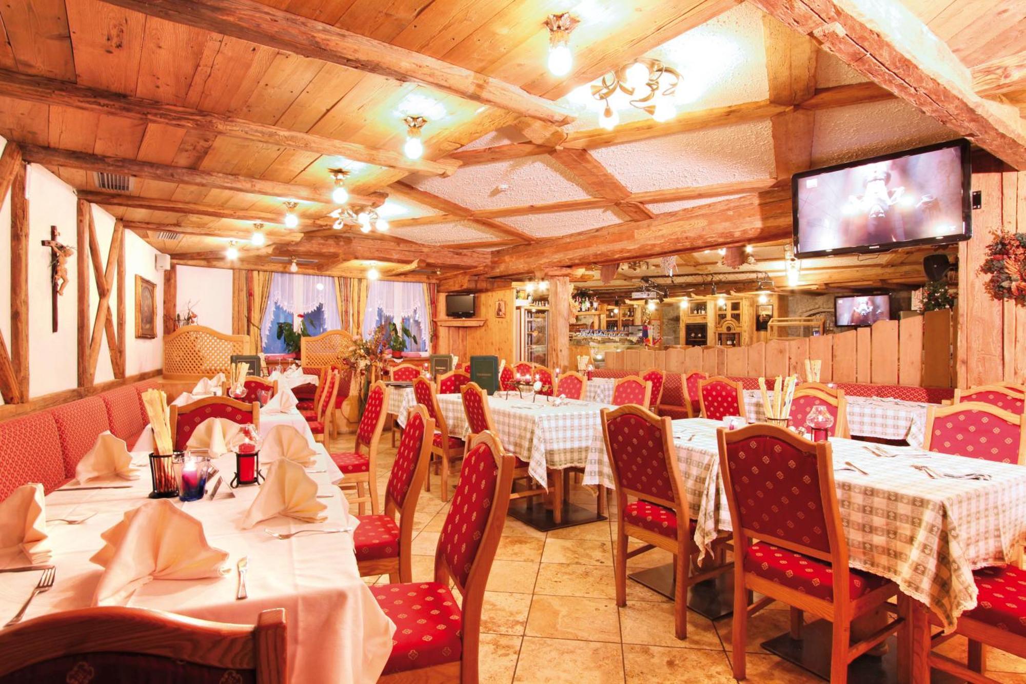 Hotel Dolomiti Schloss กานาเซย์ ภายนอก รูปภาพ