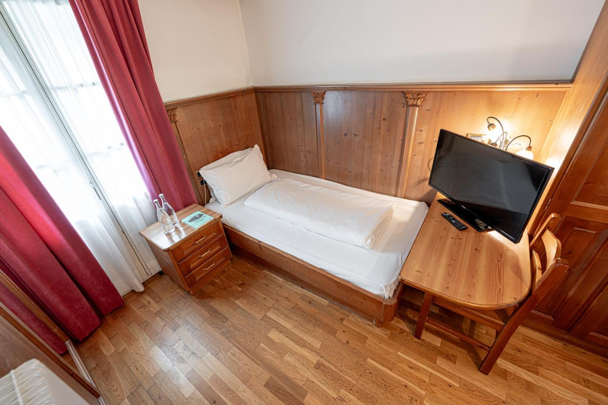 Hotel Dolomiti Schloss กานาเซย์ ภายนอก รูปภาพ