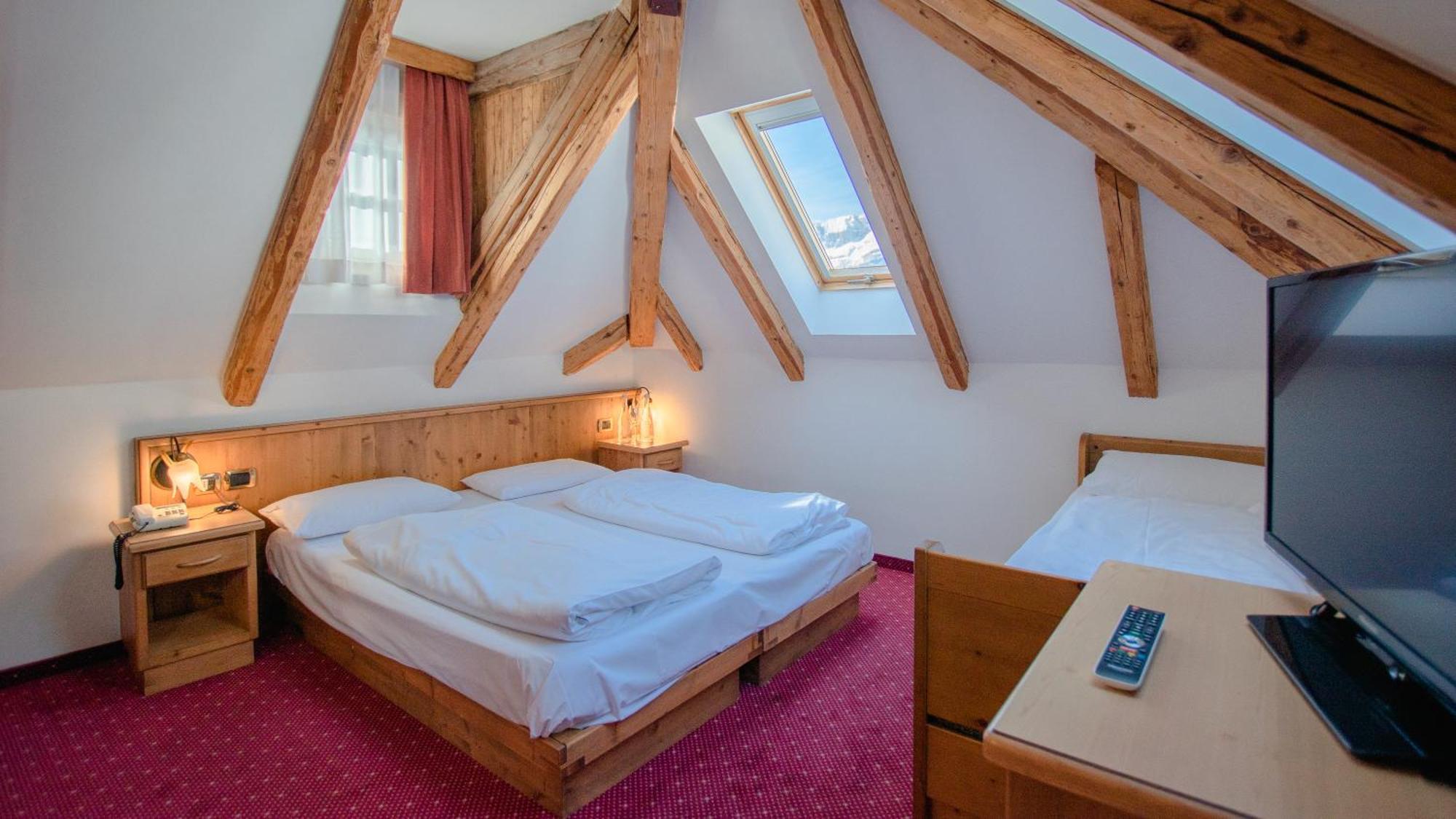 Hotel Dolomiti Schloss กานาเซย์ ภายนอก รูปภาพ