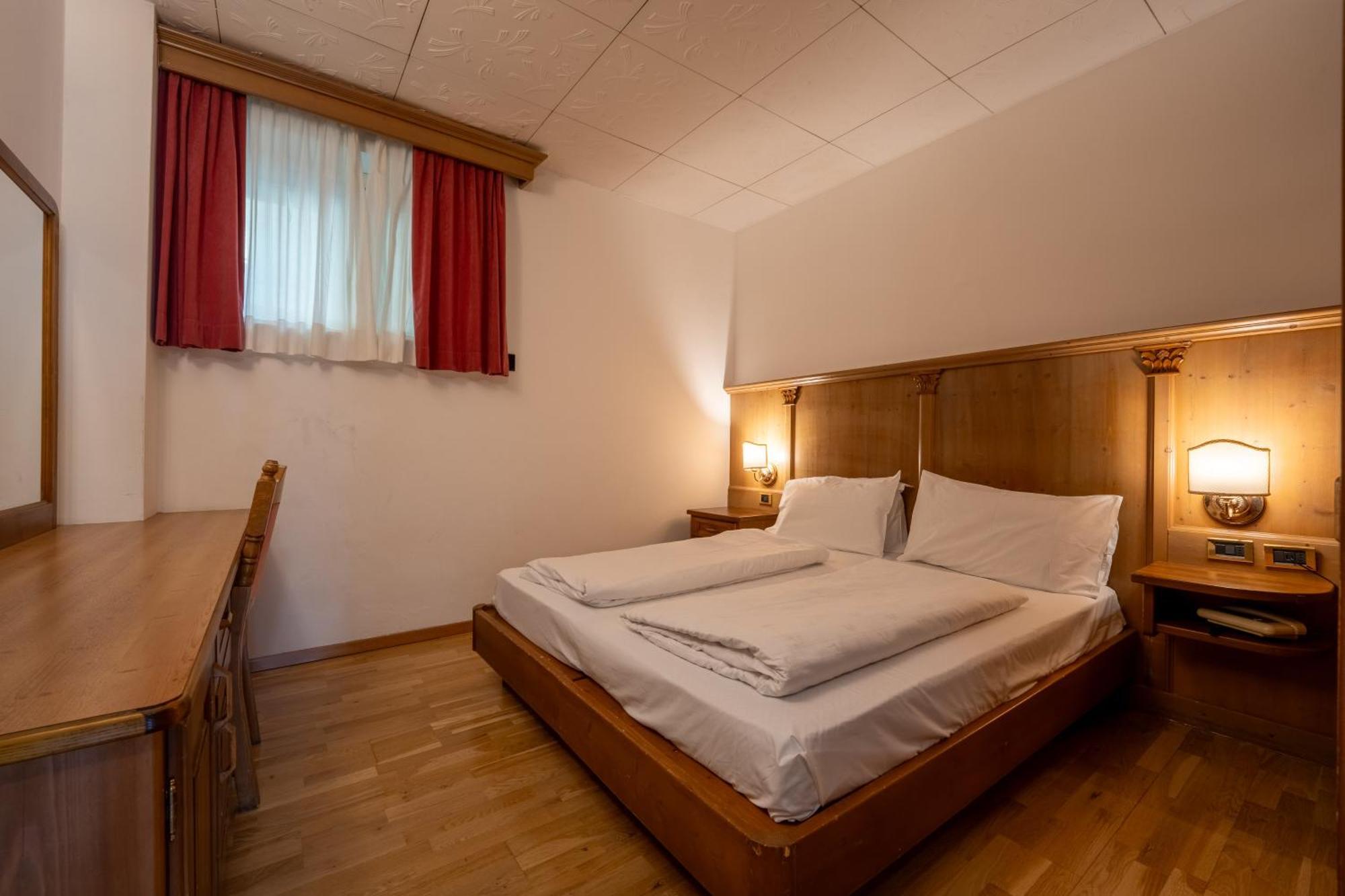 Hotel Dolomiti Schloss กานาเซย์ ภายนอก รูปภาพ