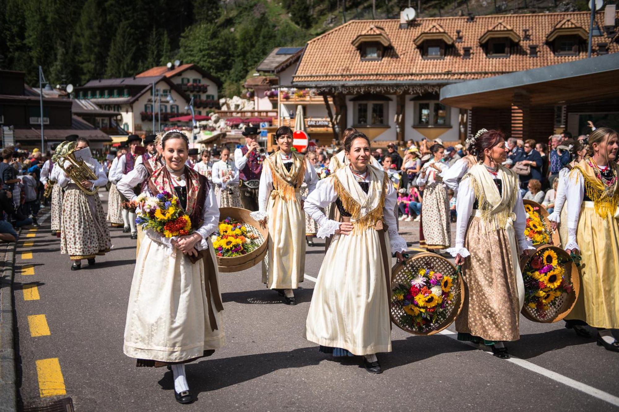 Hotel Dolomiti Schloss กานาเซย์ ภายนอก รูปภาพ