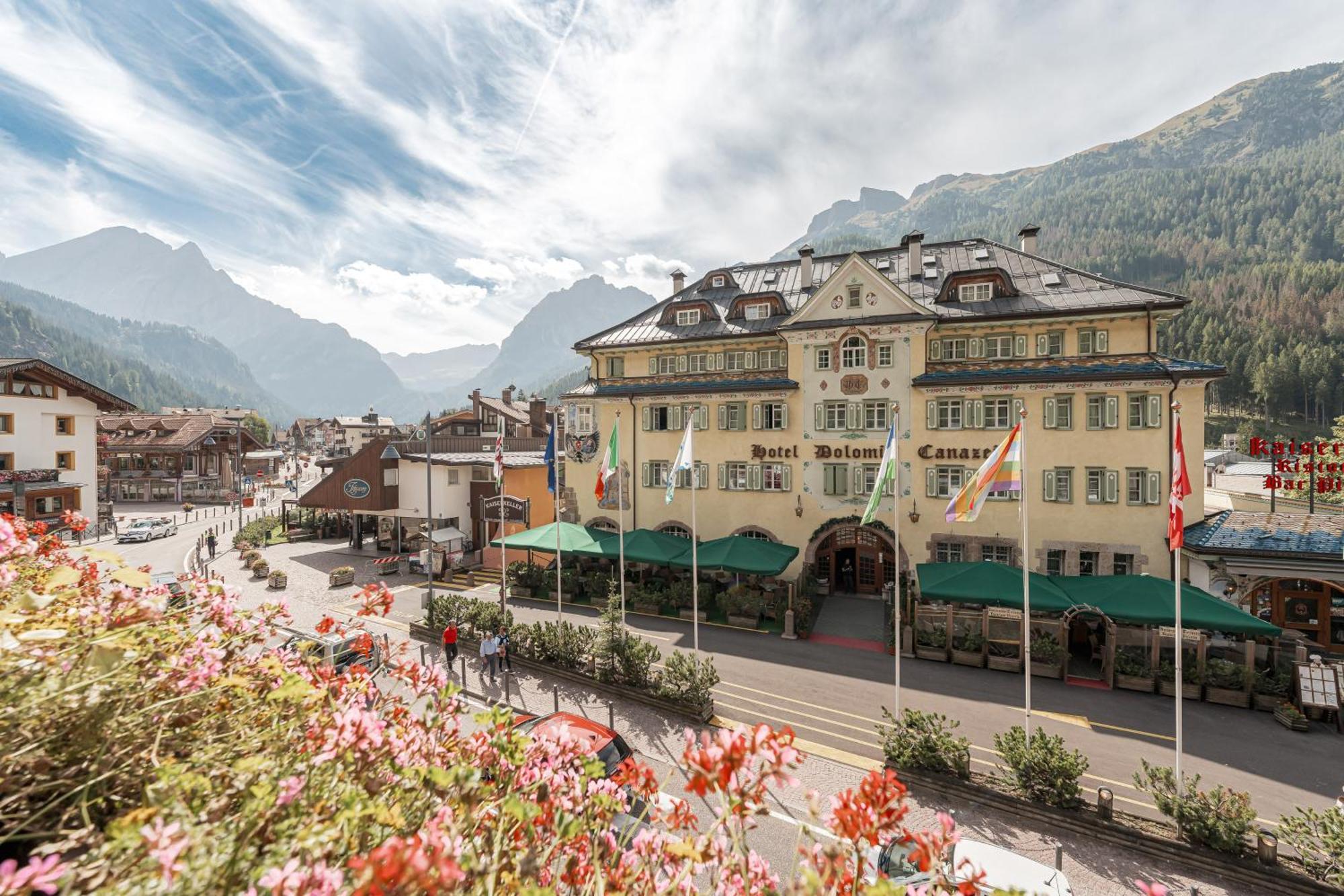 Hotel Dolomiti Schloss กานาเซย์ ภายนอก รูปภาพ