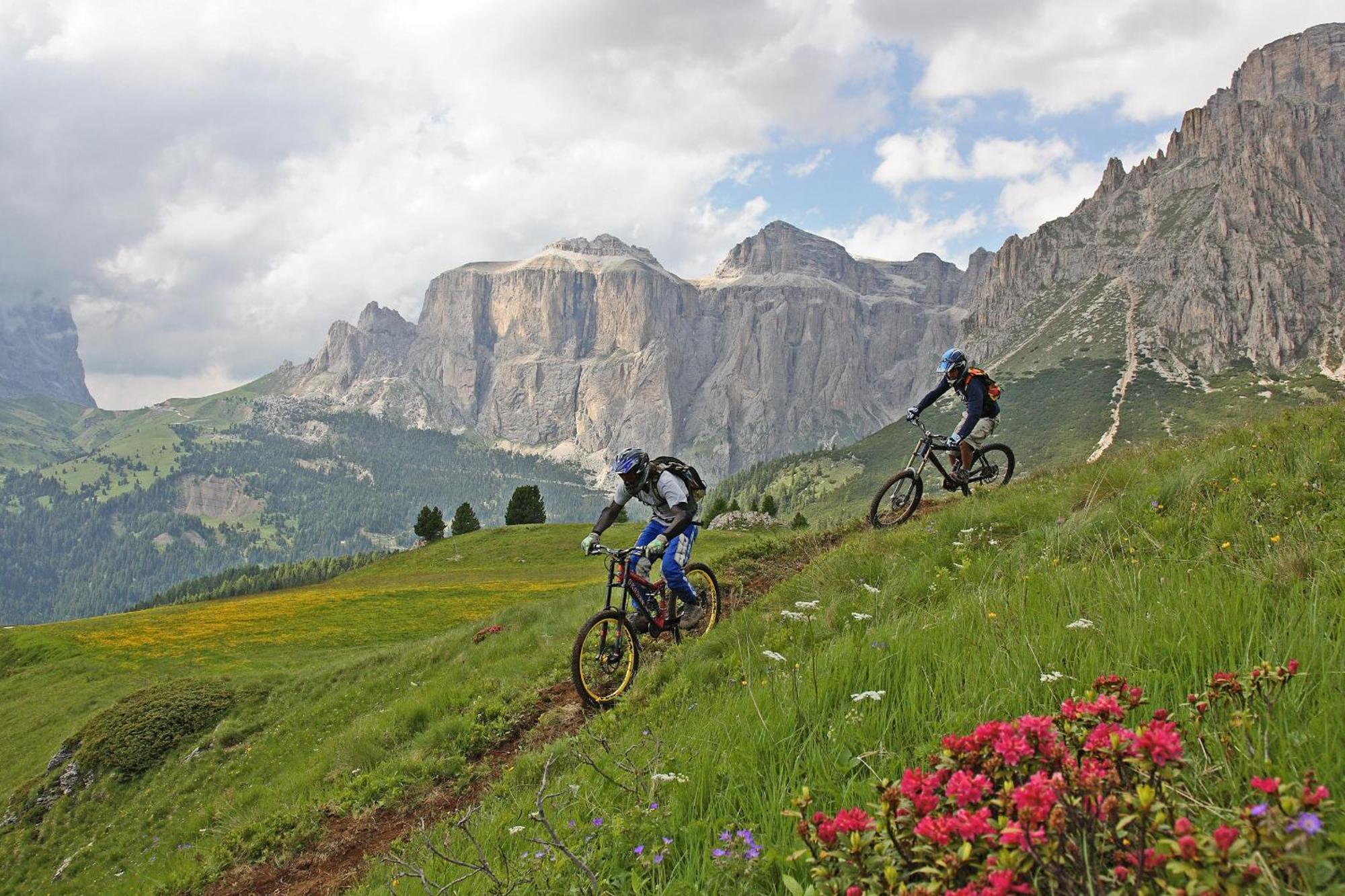 Hotel Dolomiti Schloss กานาเซย์ ภายนอก รูปภาพ