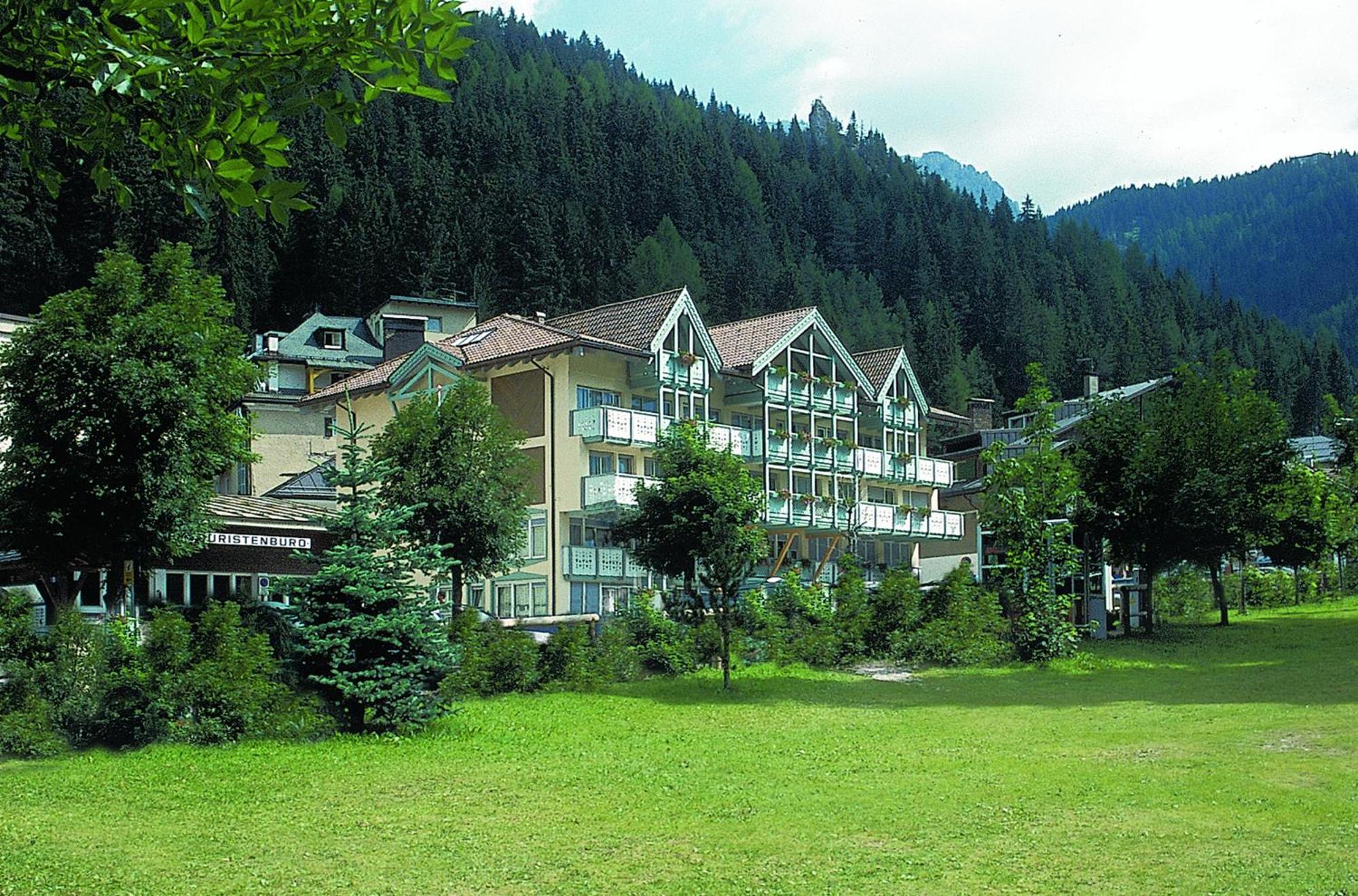 Hotel Dolomiti Schloss กานาเซย์ ภายนอก รูปภาพ