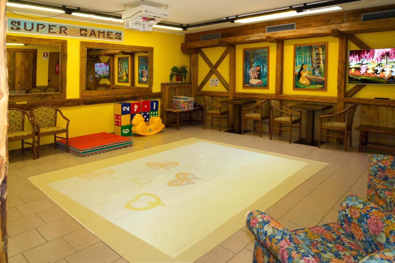 Hotel Dolomiti Schloss กานาเซย์ ภายนอก รูปภาพ