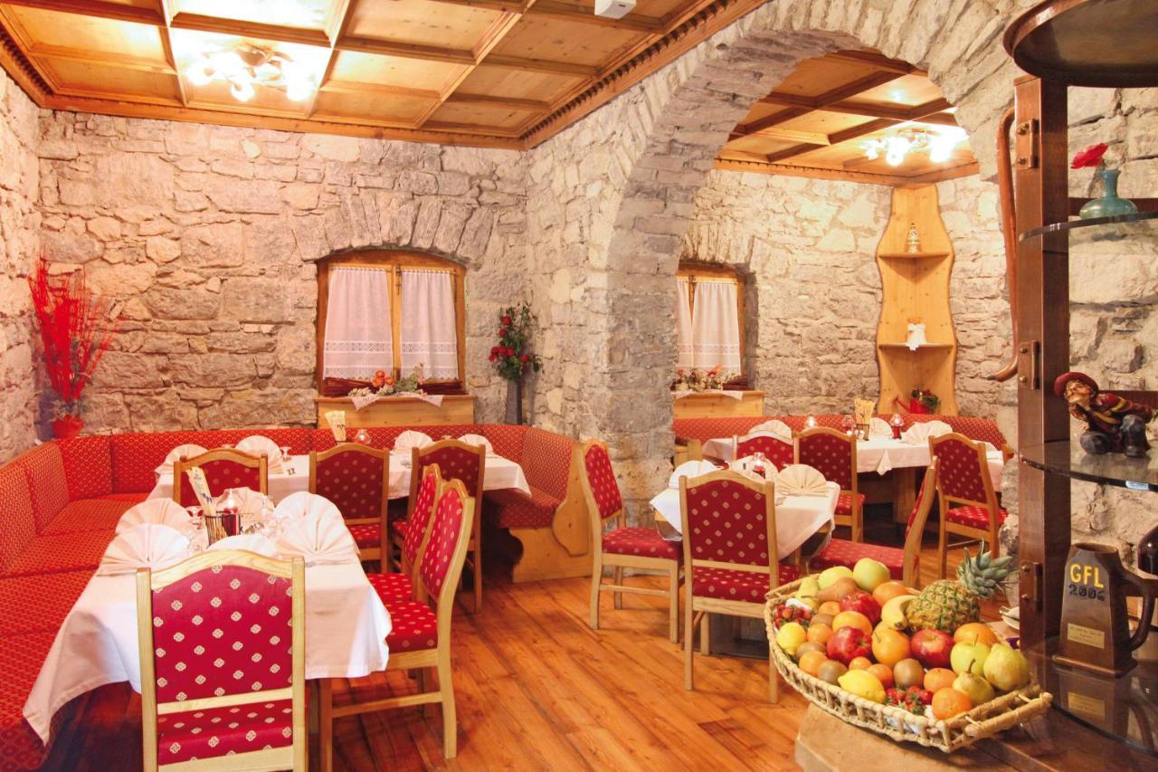 Hotel Dolomiti Schloss กานาเซย์ ภายนอก รูปภาพ